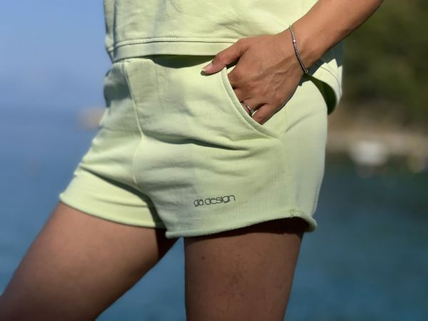 Slika Lime cream šorts